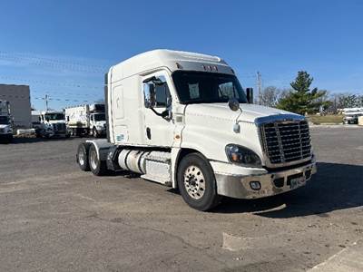 Freightliner Cascadia 125 Sleeper Semi Truck - 72" Integral Sleeper, 455HP, 13 Speed Manual