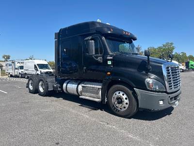 Freightliner Cascadia 125 Sleeper Semi Truck - 60" Integral Sleeper, 455HP, 10 Speed Manual