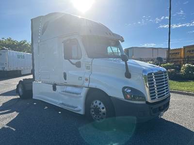 Freightliner Cascadia 125 Single Axle Sleeper Semi Truck - 72" Integral Sleeper, 475HP, 10 Speed Manual