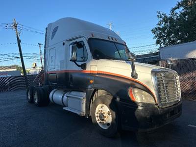 Freightliner Cascadia 125 Sleeper Semi Truck - 72" Integral Sleeper, 475HP, 10 Speed Automatic