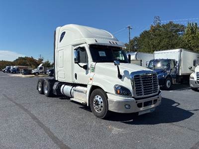 Freightliner Cascadia 125 Sleeper Semi Truck - 72" Integral Sleeper, 475HP, 12 Speed Automatic