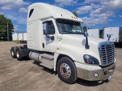 Freightliner Cascadia 125 Sleeper Semi Truck - 72" Integral Sleeper, 455HP, 12 Speed Automatic