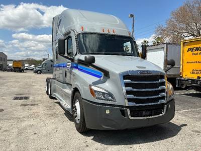 Freightliner Cascadia 126 Sleeper Semi Truck - 72" Integral Sleeper, 475HP, 12 Speed Automatic