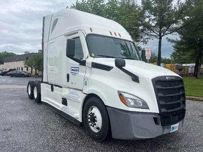 Freightliner Cascadia 126 Sleeper Semi Truck - 72" Integral Sleeper, 455HP, 12 Speed Automatic