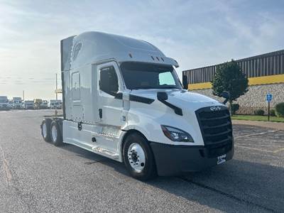 Freightliner Cascadia 126 Sleeper Semi Truck - 72" Integral Sleeper, Cummins 450HP, 13 Speed Automatic