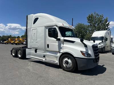 Freightliner Cascadia 126 Sleeper Semi Truck - 72" Integral Sleeper, Cummins 450HP, 13 Speed Automatic