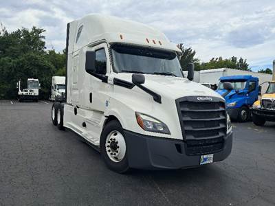 Freightliner Cascadia 126 Sleeper Semi Truck - 72" Integral Sleeper, Cummins 450HP, 13 Speed Automatic