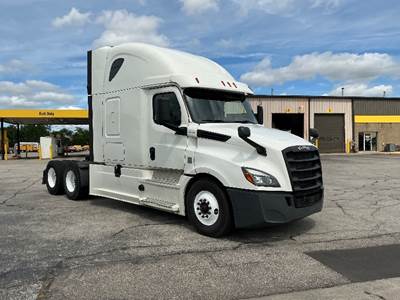 Freightliner Cascadia 126 Sleeper Semi Truck - 72" Integral Sleeper, Cummins 450HP, 13 Speed Automatic