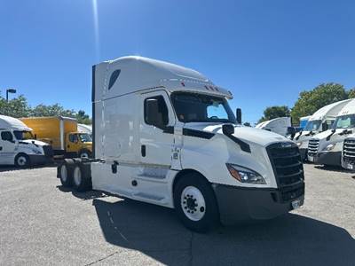 Freightliner Cascadia 126 Sleeper Semi Truck - 72" Integral Sleeper, Cummins 450HP, 13 Speed Automatic