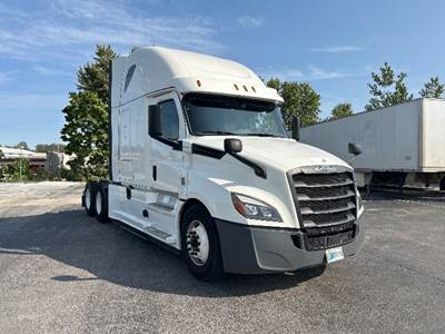 Freightliner Cascadia 126 Sleeper Semi Truck - 72" Integral Sleeper, Cummins 450HP, 13 Speed Automatic