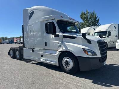Freightliner Cascadia 126 Sleeper Semi Truck - 72" Integral Sleeper, Cummins 450HP, 13 Speed Automatic