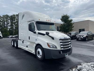 Freightliner Cascadia 126 Sleeper Semi Truck - 72" Integral Sleeper, Cummins 450HP, 13 Speed Automatic