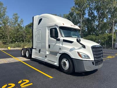 Freightliner Cascadia 126 Sleeper Semi Truck - 72" Integral Sleeper, Cummins 450HP, 13 Speed Automatic