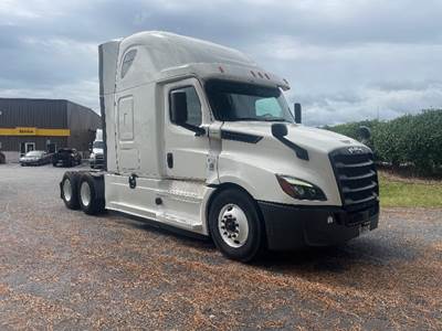 Freightliner Cascadia 126 Sleeper Semi Truck - 72" Integral Sleeper, Cummins 450HP, 13 Speed Automatic