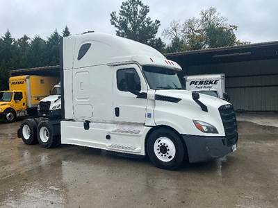 Freightliner Cascadia 126 Sleeper Semi Truck - 72" Integral Sleeper, Cummins 450HP, 13 Speed Automatic
