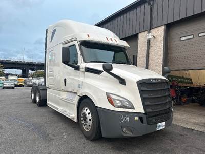 Freightliner Cascadia 126 Sleeper Semi Truck - 72" Integral Sleeper, 475HP, 12 Speed Automatic