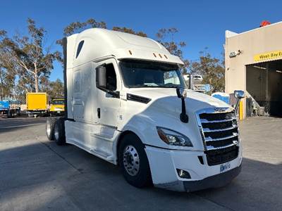 Freightliner T12664ST Sleeper Semi Truck - 72" Integral Sleeper, 455HP, 12 Speed Automatic