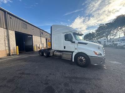 Freightliner Cascadia 126 Sleeper Semi Truck - 60" Integral Sleeper, 505HP, 12 Speed Automatic