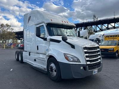 Freightliner Cascadia 126 Sleeper Semi Truck - 72" Integral Sleeper, Cummins 450HP, 13 Speed Automatic