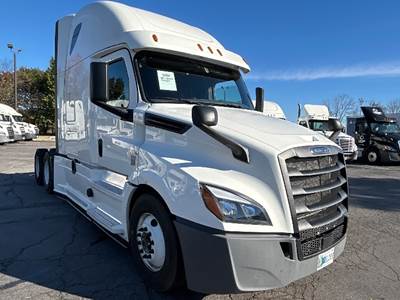 Freightliner Cascadia 126 Sleeper Semi Truck - 72" Integral Sleeper, Cummins 450HP, 13 Speed Automatic
