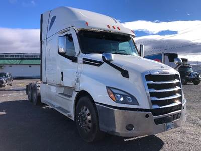 Freightliner Cascadia 126 Sleeper Semi Truck - 60" Integral Sleeper, 560HP, 13 Speed Manual