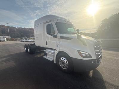 Freightliner Cascadia 126 Single Axle Sleeper Semi Truck - 72" Integral Sleeper, 450HP, 12 Speed Automatic