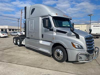 Freightliner Cascadia 126 Sleeper Semi Truck - 72" Integral Sleeper, Cummins 500HP, 13 Speed Automatic