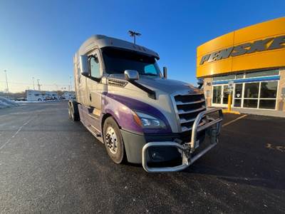 Freightliner Cascadia 126 Sleeper Semi Truck - 60" Integral Sleeper, 475HP, 13 Speed Manual