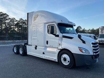 Freightliner Cascadia 126 Sleeper Semi Truck - 72" Integral Sleeper, Cummins 450HP, 13 Speed Automatic