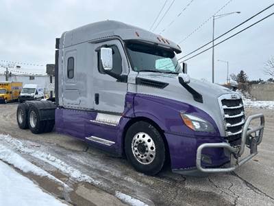 Freightliner Cascadia 126 Sleeper Semi Truck - 60" Integral Sleeper, 475HP, 13 Speed Manual