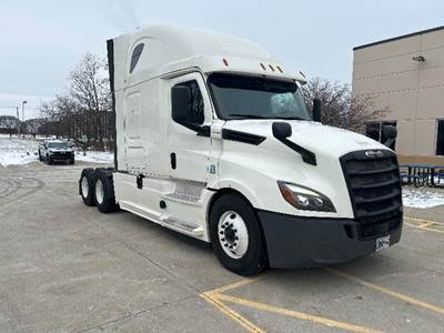Freightliner Cascadia 126 Sleeper Semi Truck - 72" Integral Sleeper, Cummins 450HP, 13 Speed Automatic