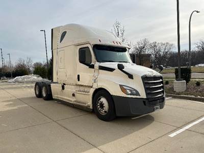 Freightliner Cascadia 126 Sleeper Semi Truck - 72" Integral Sleeper, Cummins 450HP, 13 Speed Automatic