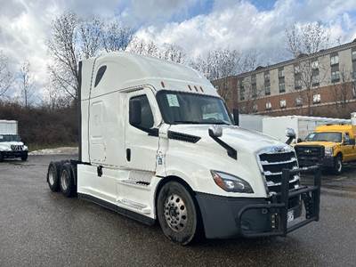 Freightliner Cascadia 126 Sleeper Semi Truck - 72" Integral Sleeper, 455HP, 10 Speed Manual