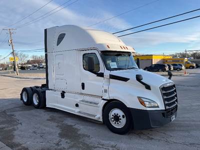 Freightliner Cascadia 126 Sleeper Semi Truck - 72" Integral Sleeper, Cummins 450HP, 13 Speed Automatic