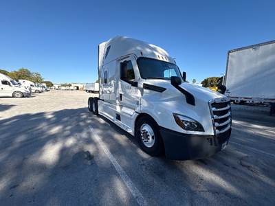Freightliner Cascadia 126 Sleeper Semi Truck - 72" Integral Sleeper, 475HP, 12 Speed Automatic