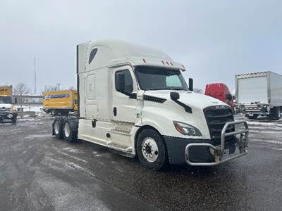 Freightliner Cascadia 126 Sleeper Semi Truck - 72" Integral Sleeper, Cummins 450HP, 13 Speed Automatic