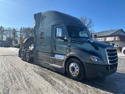 Freightliner Cascadia 126 Sleeper Semi Truck - 72" Integral Sleeper, 560HP, 12 Speed Automatic