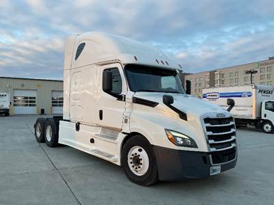 Freightliner Cascadia 126 Sleeper Semi Truck - 72" Integral Sleeper, Cummins 450HP, 13 Speed Automatic