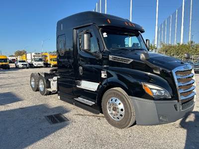 Freightliner Cascadia 126 Sleeper Semi Truck - 60" Integral Sleeper, 475HP, 10 Speed Manual