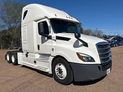 Freightliner Cascadia 126 Sleeper Semi Truck - 72" Integral Sleeper, Cummins 450HP, 13 Speed Automatic