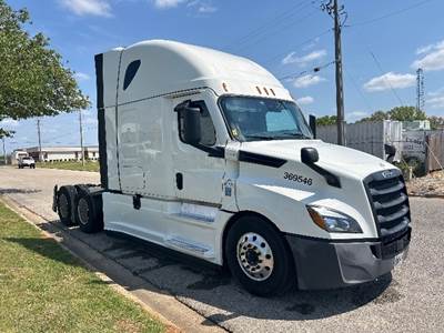 Freightliner Cascadia 126 Sleeper Semi Truck - 72" Integral Sleeper, 400HP, 12 Speed Automatic