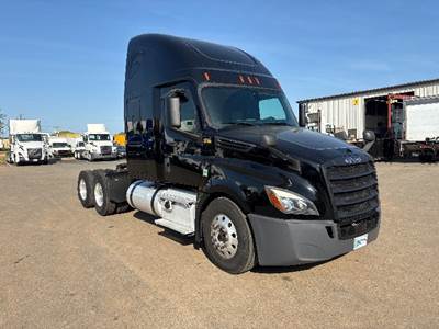 Freightliner T12664ST Sleeper Semi Truck - 60" Integral Sleeper, 455HP, 12 Speed Automatic