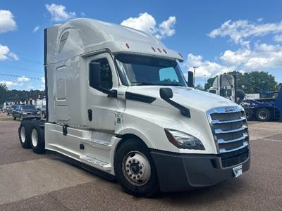 Freightliner Cascadia 126 Sleeper Semi Truck - 72" Integral Sleeper, Cummins 450HP, 13 Speed Automatic