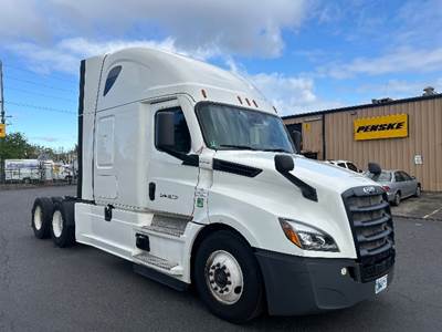 Freightliner Cascadia 126 Sleeper Semi Truck - 72" Integral Sleeper, 455HP, 12 Speed Automatic