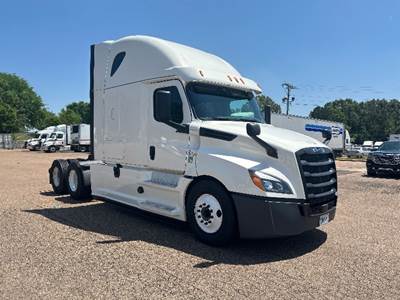 Freightliner Cascadia 126 Sleeper Semi Truck - 72" Integral Sleeper, Cummins 450HP, 13 Speed Automatic