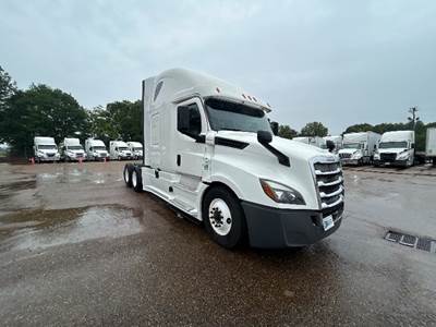 Freightliner Cascadia 126 Sleeper Semi Truck - 72" Integral Sleeper, Cummins 450HP, 13 Speed Automatic