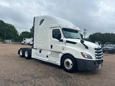 Freightliner Cascadia 126 Sleeper Semi Truck - 72" Integral Sleeper, Cummins 450HP, 13 Speed Automatic