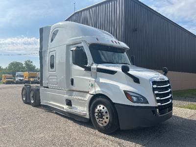 Freightliner Cascadia 126 Sleeper Semi Truck - 72" Integral Sleeper, 455HP, 12 Speed Automatic