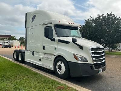 Freightliner Cascadia 126 Sleeper Semi Truck - 72" Integral Sleeper, Cummins 450HP, 13 Speed Automatic