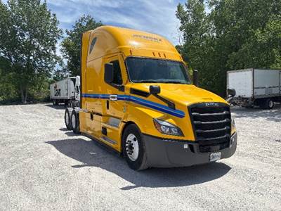 Freightliner Cascadia 126 Sleeper Semi Truck - 72" Integral Sleeper, 455HP, 12 Speed Automatic
